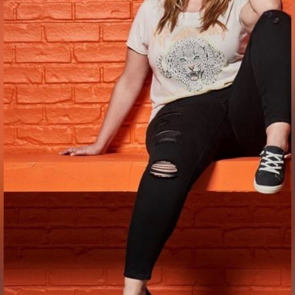 TORRID Bombshell Skinny Premium Stretch‎ High-Rise Destructed Jean - Picture 3 of 7